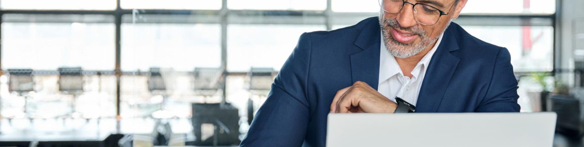 commercialista in ufficio prende appunti
