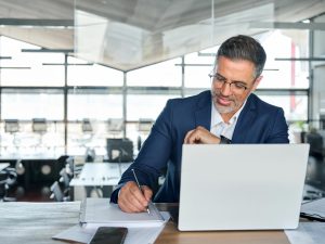 commercialista in ufficio prende appunti