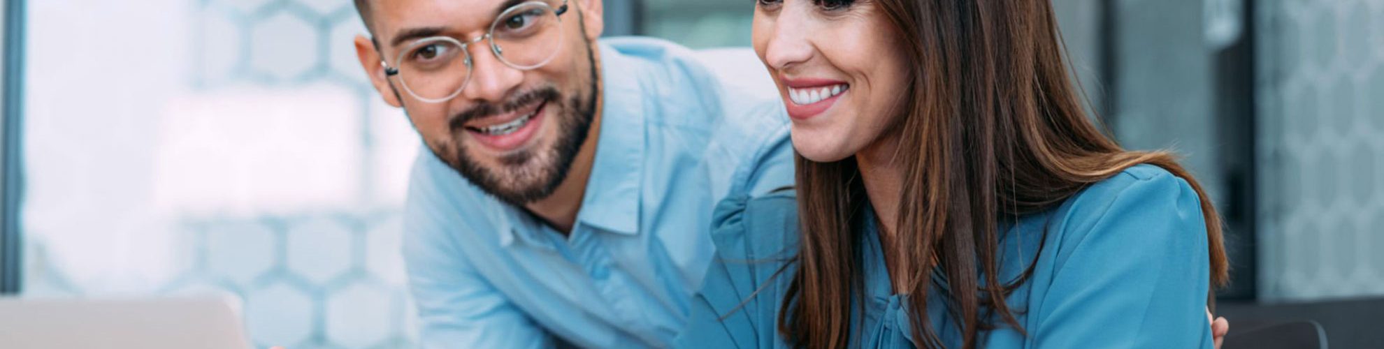 giovane commercialista seduta alla sua scrivania|