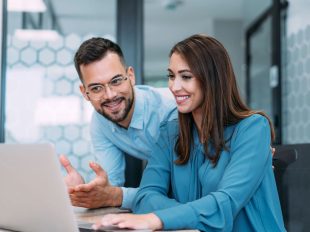 giovane commercialista seduta alla sua scrivania|