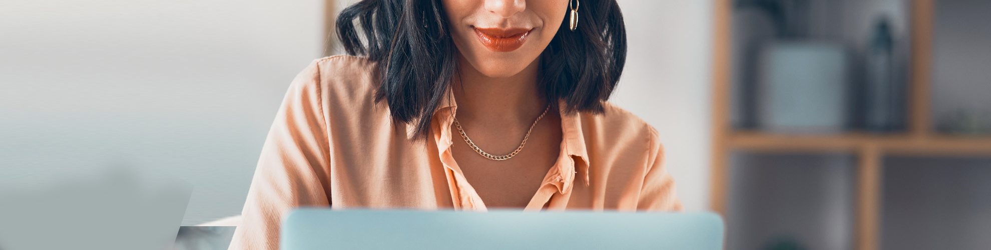 giovane donna impegnata a scrivere appunti al computer
