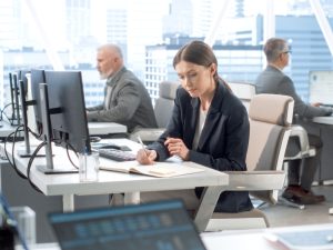 persone alla scrivania in ufficio