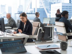 ufficio commerciale con persone sedute alla scrivania