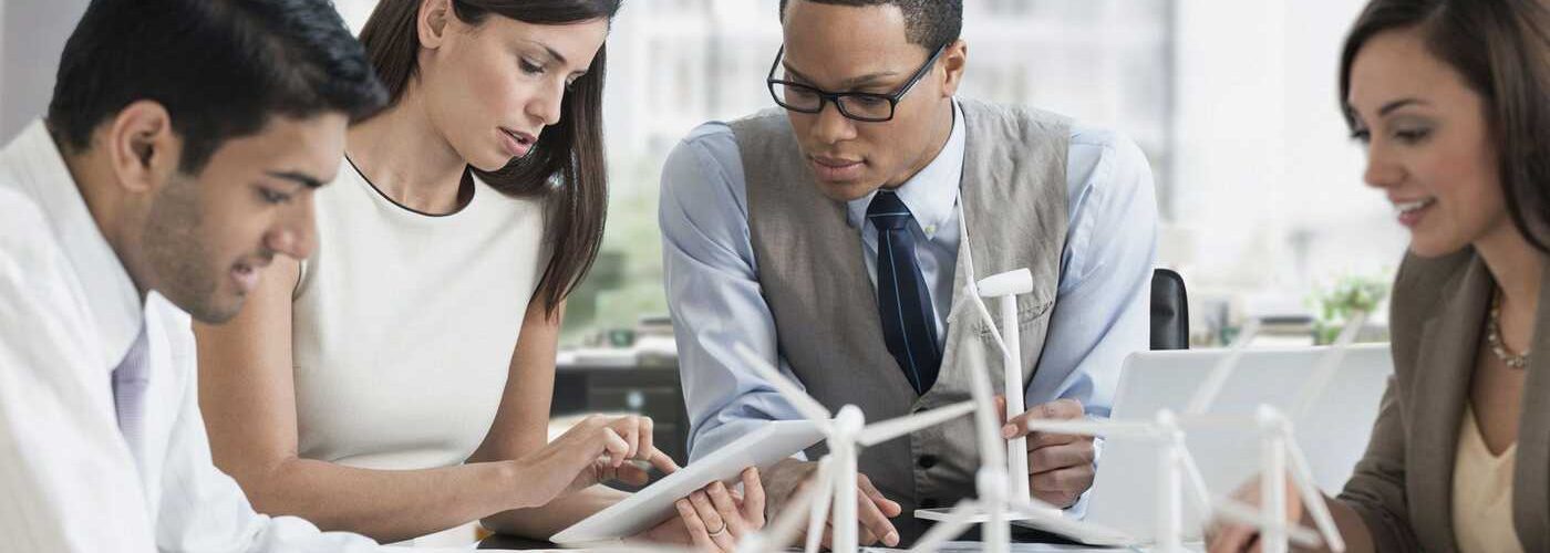 gruppo di commercialisti studia un report esg